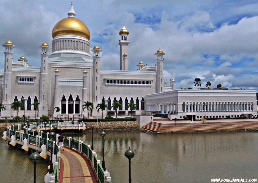 Sultan Omar Ali Saifuddin Mosque in Bandar Seri Begawan, Brunei
