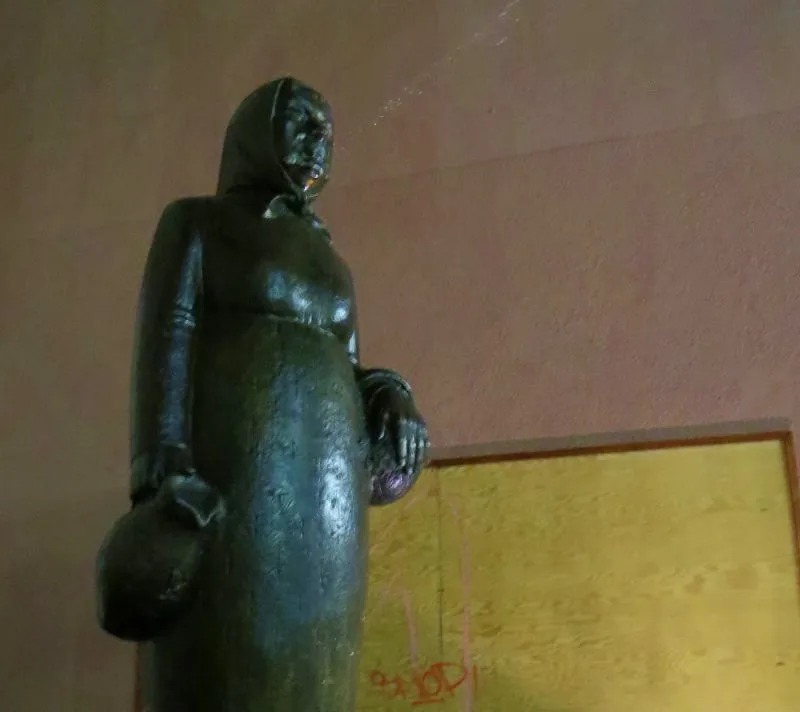 Frau Rauscher spitting statue Frankfurt