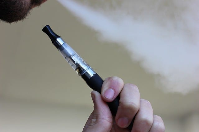 e cigarette 1301664 640