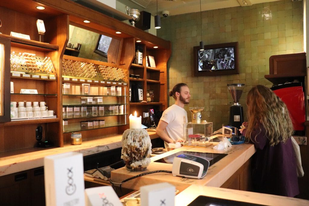 Amsterdam coffeeshop tweede kamer interior 1024x683 1